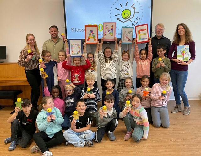 Gruppenfoto mit Dankeschön-Schild