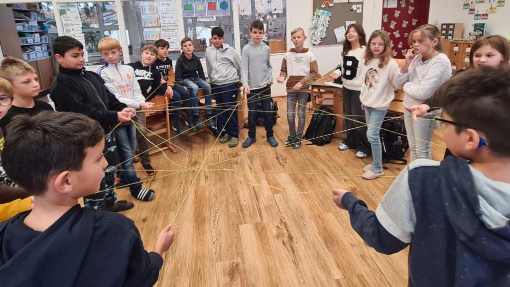 Kinder spielen mit Fäden