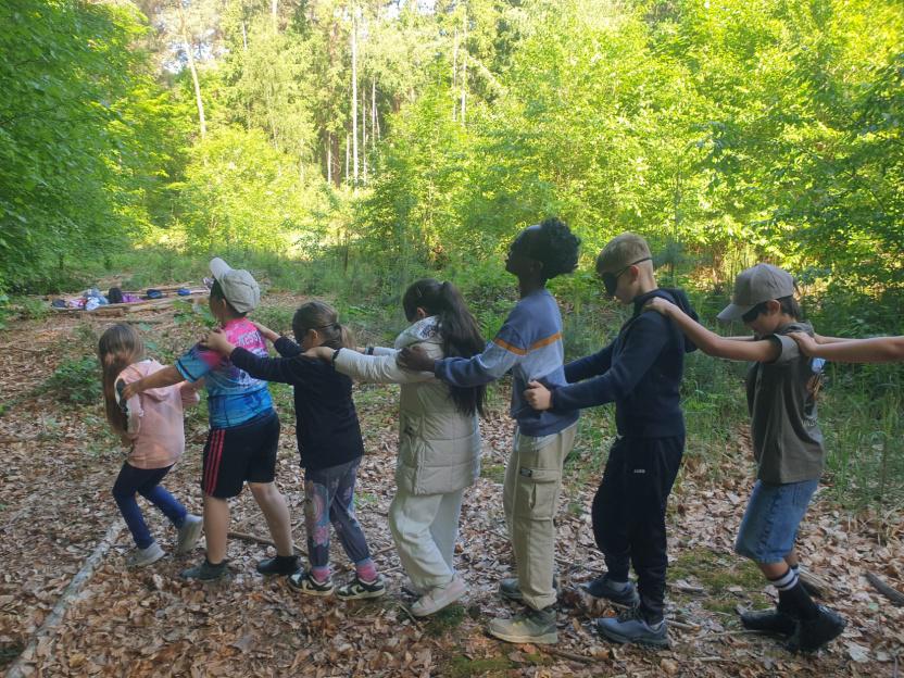 Kinder spielen im Wald